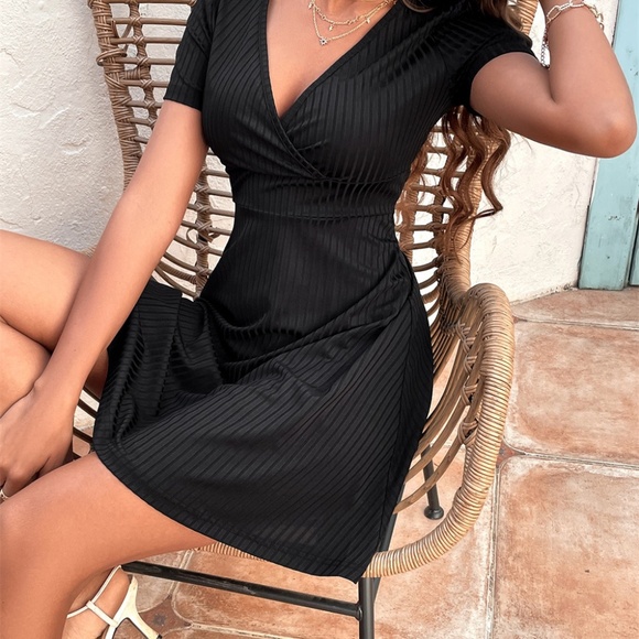 2/$40 Black Sheath Mini Dress Short Sleeve V-Neck Fit & Flare Casual Elegant - Picture 5 of 6